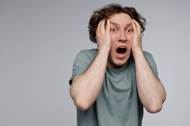 Photo terrified young man studio portrait