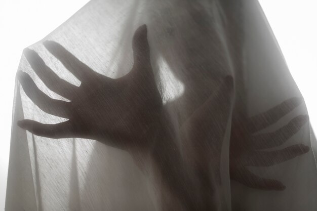 Фото Ужасающие силуэты рук в студии