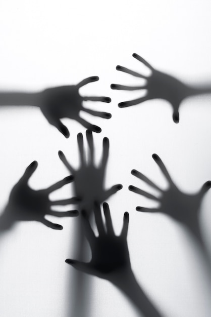 Photo terrifying hands silhouettes in studio