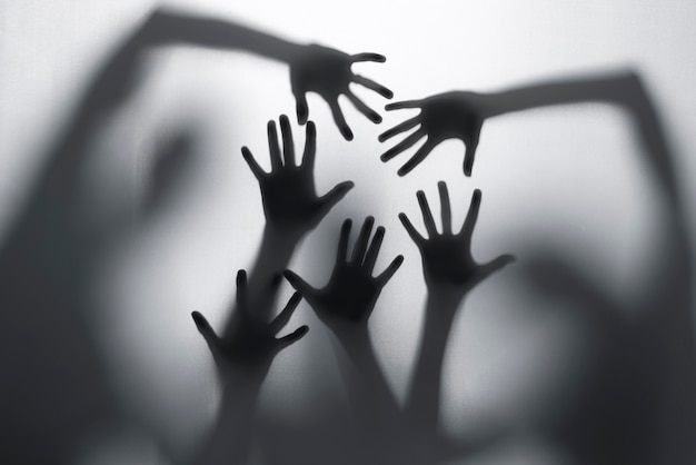 Photo terrifying hands silhouettes in studio