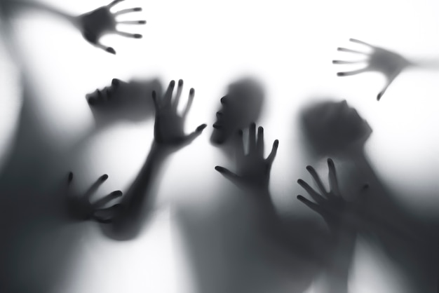 Photo terrifying hands silhouettes in studio