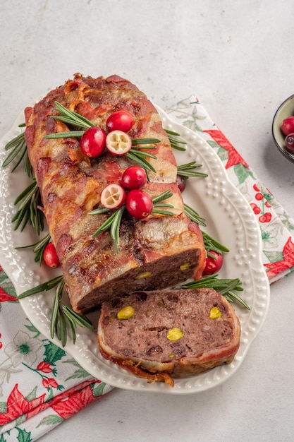 Terrine van varkensvlees met pistache-kersen en kip