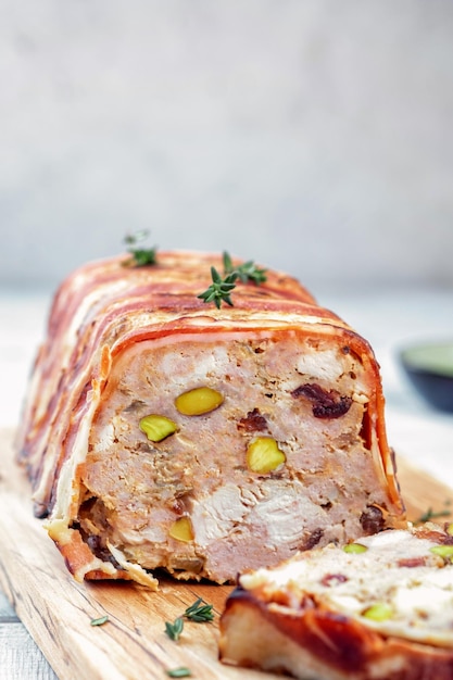 Terrine van varkensvlees met pistachenoten, kersen, kip en spek