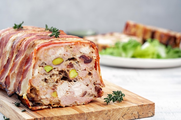 Terrine van varkensvlees met pistachenoten, kersen, kip en spek