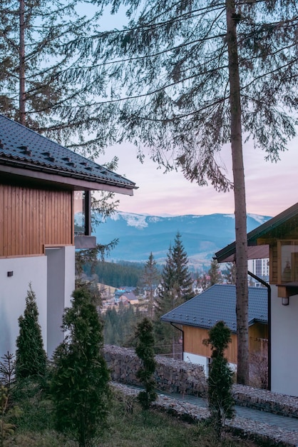 Foto il territorio di una casa di campagna in montagna