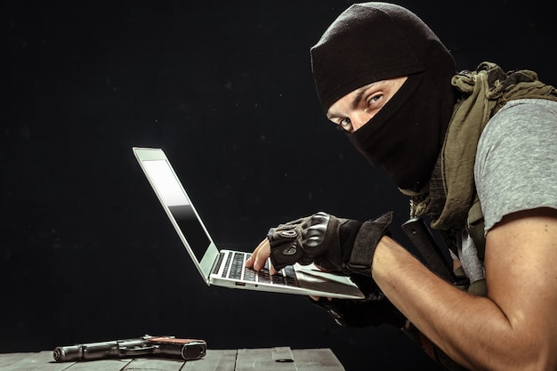 Terrorista che lavora al suo computer