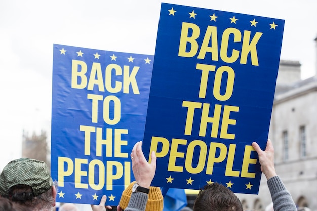 Foto terug naar de mensen politieke brexit banner bij een demonstratie in londen