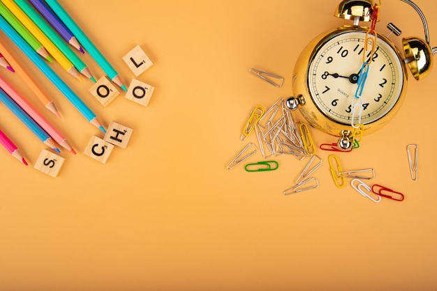 Terug naar school achtergrond met schoolgereedschap en kopieerruimte