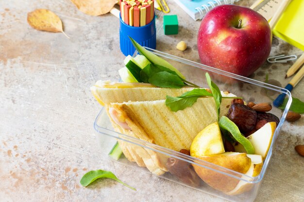 Terug naar school achtergrond School lunchbox appel en schoolbenodigdheden Ruimte kopiëren