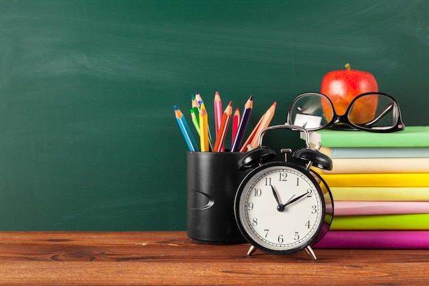 Terug naar school appel en boeken met potloden en schoolbord