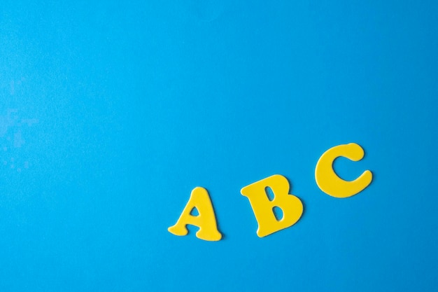 Terug naar school benodigdheden en brieven op een blauwe achtergrond begin van het schooljaar