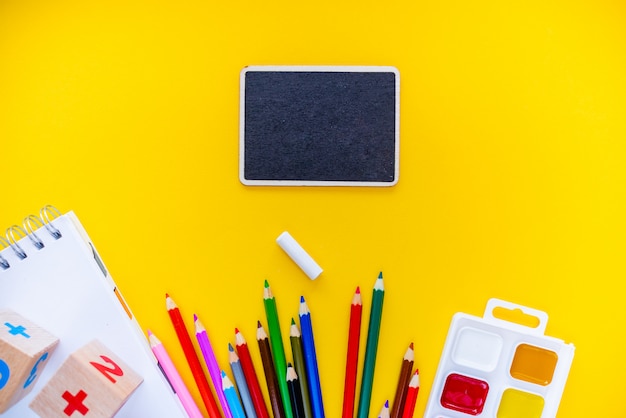 Terug naar school Blackboard Potloden Kladblok verdooft abc alfabet waterolors.