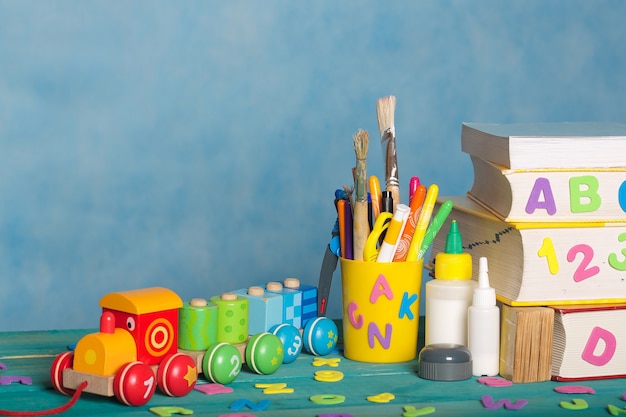 Terug naar school briefpapier en dikke boeken liggen op tafel