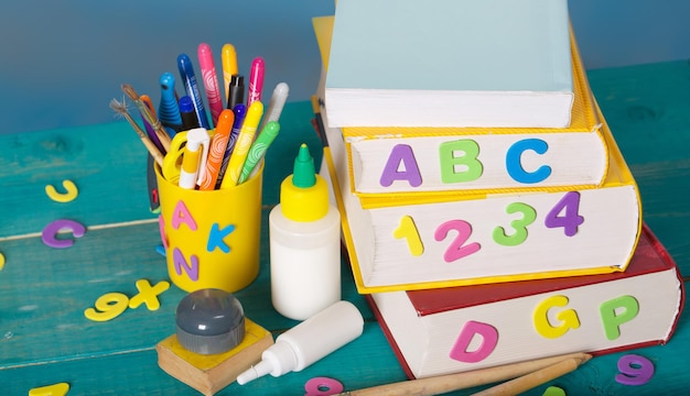 Terug naar school briefpapier ligt op tafel. Blauwe lucht gekleurde achtergrond