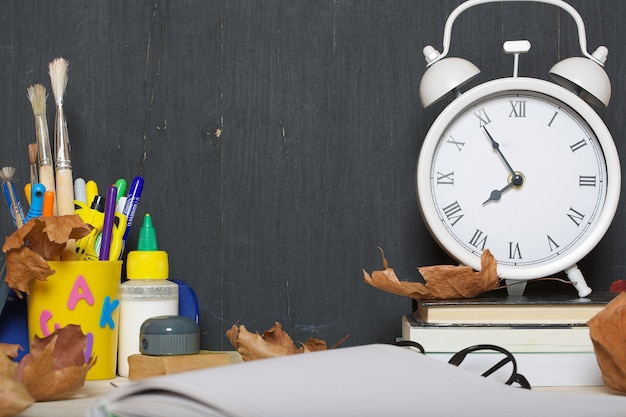 Terug naar school briefpapier ligt op tafel. schoolbord achtergrond