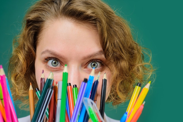 Terug naar school close-up portret van vrouwelijke leraar grappige leraar schoolbenodigdheden pen potloden