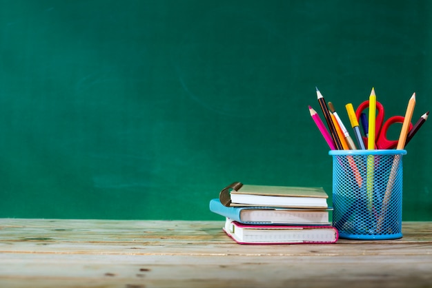 Terug naar school concept. kleurpotlood en benodigdheden op houten tafel