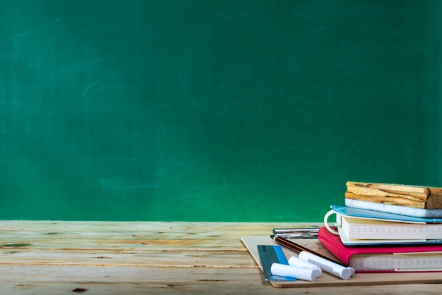 Terug naar school concept. kleurpotlood en benodigdheden op houten tafel