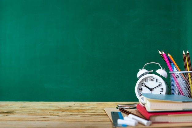 Terug naar school concept. kleurpotlood en benodigdheden op houten tafel