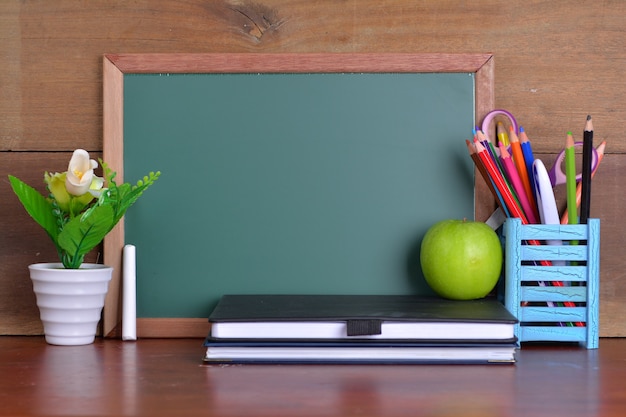 Terug naar School concept met appel op tafel voor schoolbord