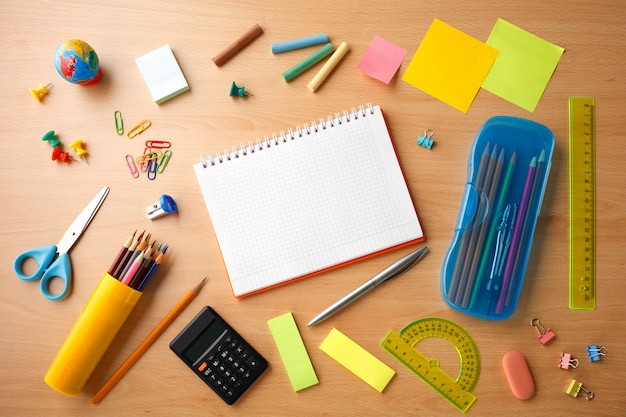 Foto terug naar school concept op houten textuur tafel