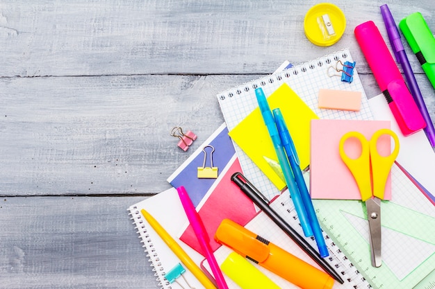 Terug naar school concept. Schoolonderwijs levert op grijze houten planken