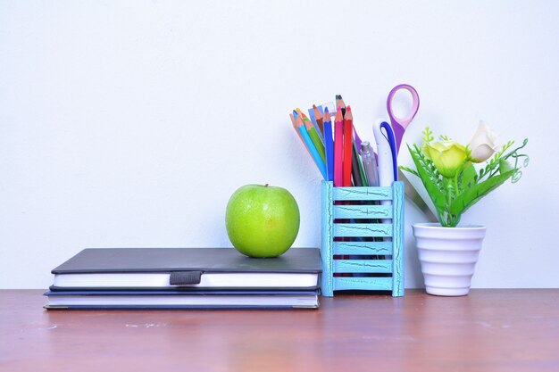 Terug naar school concepten op houten tafel