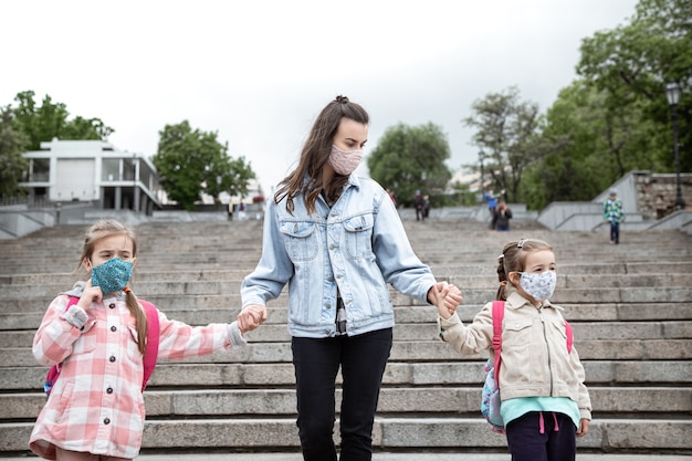 Terug naar school. Coronapandemie. kinderen gaan met maskers naar school.