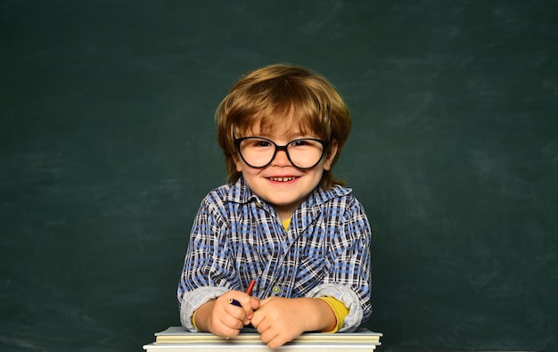 Terug naar school en gelukkige tijd 1 september Blackboard-kopieruimte Gelukkig lachende leerlingen die aan het bureau tekenen Geweldige studieprestatie