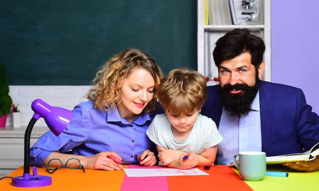 Terug naar school en thuisonderwijs klaar om te studeren schoolgemeenschap partnerschap onderwijsproces