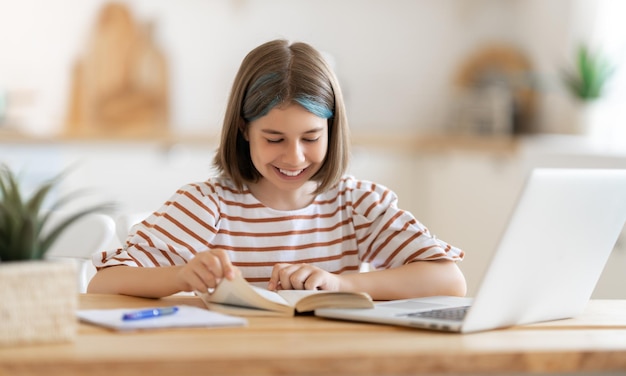 Terug naar school. Gelukkig kind zit aan de balie. Meisje huiswerk of online onderwijs.