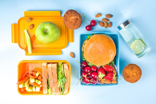 Terug naar school, gezonde smakelijke lunchbox voor kinderen met broodjes, noten, vers fruit en groente