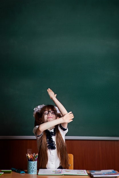 Terug naar school. het meisje aan de balie trekt haar arm op