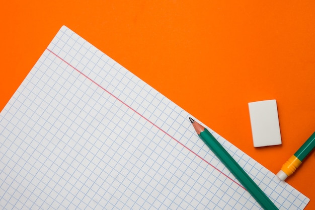 Terug naar school. items voor de school op een oranje tafel. hoge kwaliteit foto