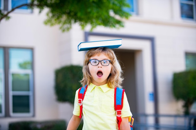 Terug naar school. Leuk kindmeisje met rugzak die met pret naar school gaat.