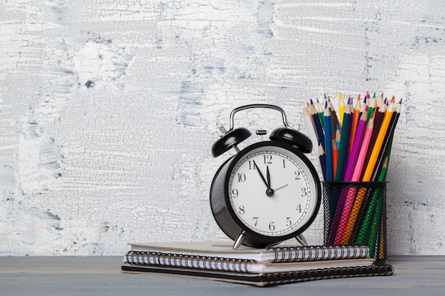 Terug naar school met boeken en wekker