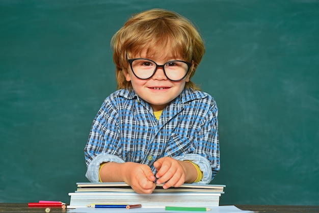 Terug naar school onderwijs concept blackboard achtergrond kopie ruimte basisschool en onderwijs getalenteerd kind onderwijs schoolkind