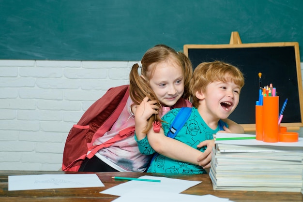 Terug naar school onderwijsconcept Vrolijk lachend kind op het bord Kind van basisschool