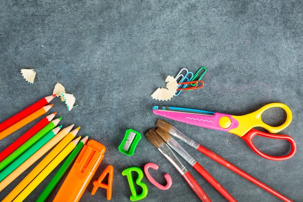 Terug naar school ontwerp leeg met zwarte bord.