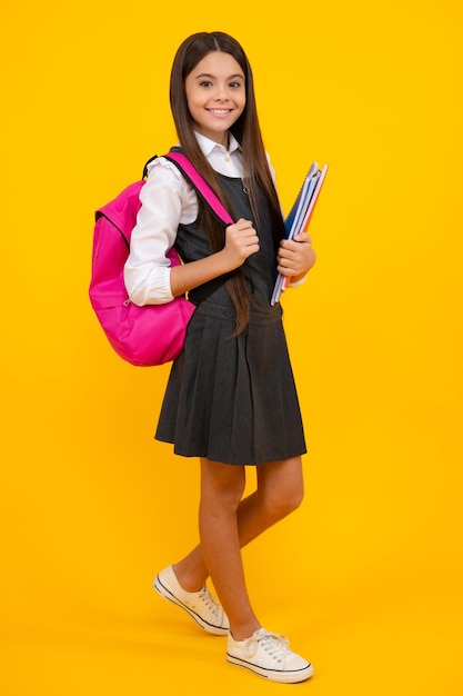 Terug naar school School meisje student met schooltas rugzak greep boek op geïsoleerde studio achtergrond Kids onderwijs concept