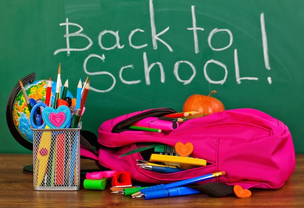 Terug naar school. Schoolbenodigdheden in samenstelling op tafel.