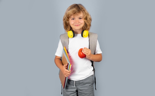 Terug naar school schooljongen met schooltas houd boek en schrijfboek klaar om schoolkinderen te leren op is