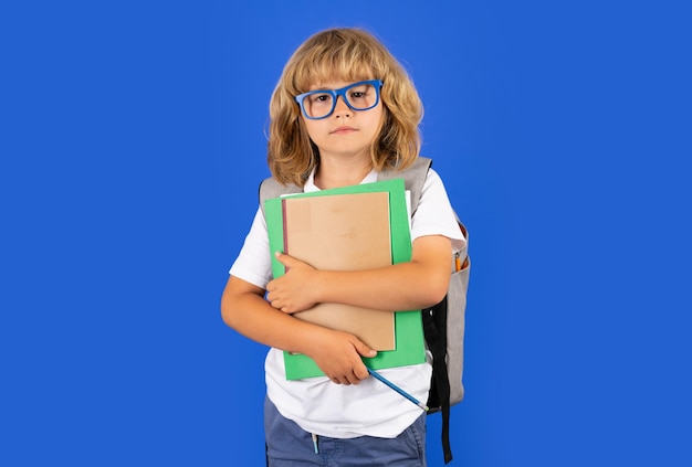 Terug naar school schooljongen met schooltas houd boek en schrijfboek klaar om schoolkinderen te leren op is