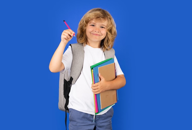 Terug naar school schoolkind met boek op geïsoleerde achtergrond portret van gelukkig lachend schoolkind po