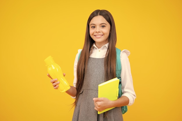 Terug naar school Schoolmeisje met fles water Drinkregime Tienerstudent