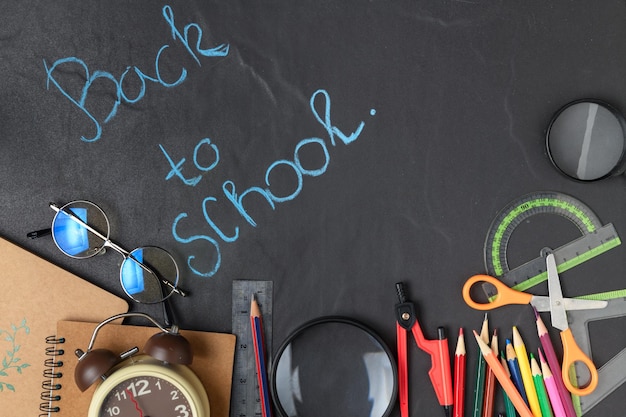 Terug naar school tekst door briefpapier op tafel