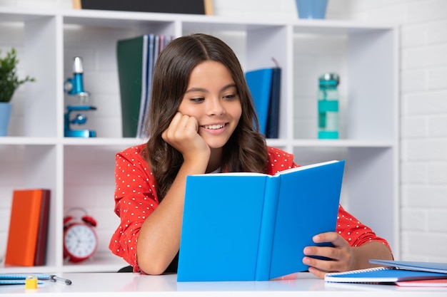 Terug naar school Tiener schoolmeisje leesboek klaar om te leren Gelukkig meisje gezicht positieve en lachende emoties