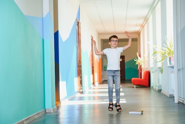 Terug naar schoolconcept. Schoolkind in de klas. Gelukkig kind tegen groen bord. Slim kind in de klas. Idee en onderwijsconcept