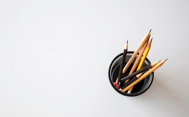 Terug naar schoolconcept, zwart potlood op witte lijstachtergrond