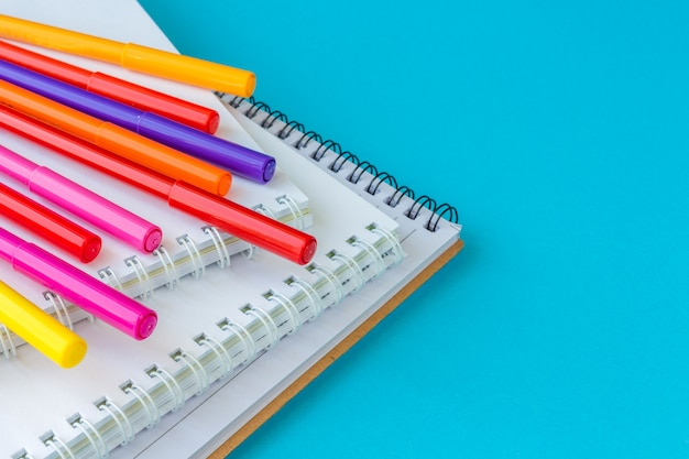 Foto terug op school, werk, werkplek van een schoolkind briefpapier, notebooks op blauw